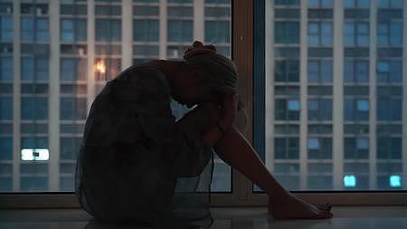 阳台蜷缩女生侧影伤感情绪氛围王家卫风格视频的预览图